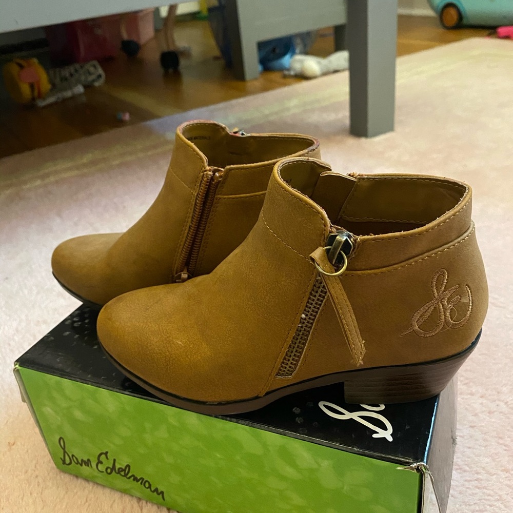 Girls boots